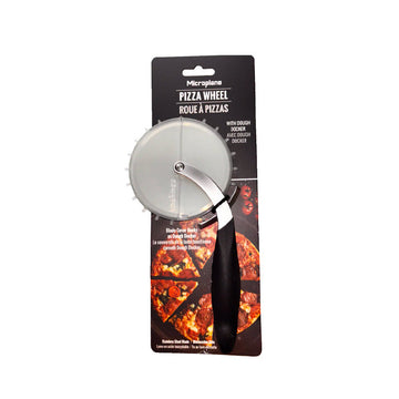 Roulette à pizza avec dough docker Microplane