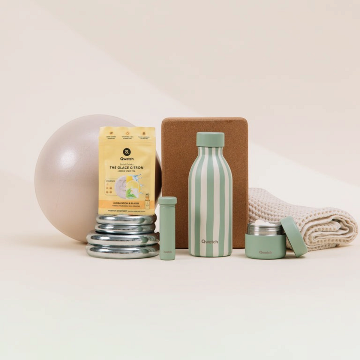 Bouteille isotherme Qwetch Icon Allure tilleul rayée avec accessoires de sport chez Du Bruit dans la Cuisine