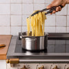 Casserole en inox ATMA de Du Bruit dans la Cuisine utilisée pour cuire des pâtes sur une plaque à induction