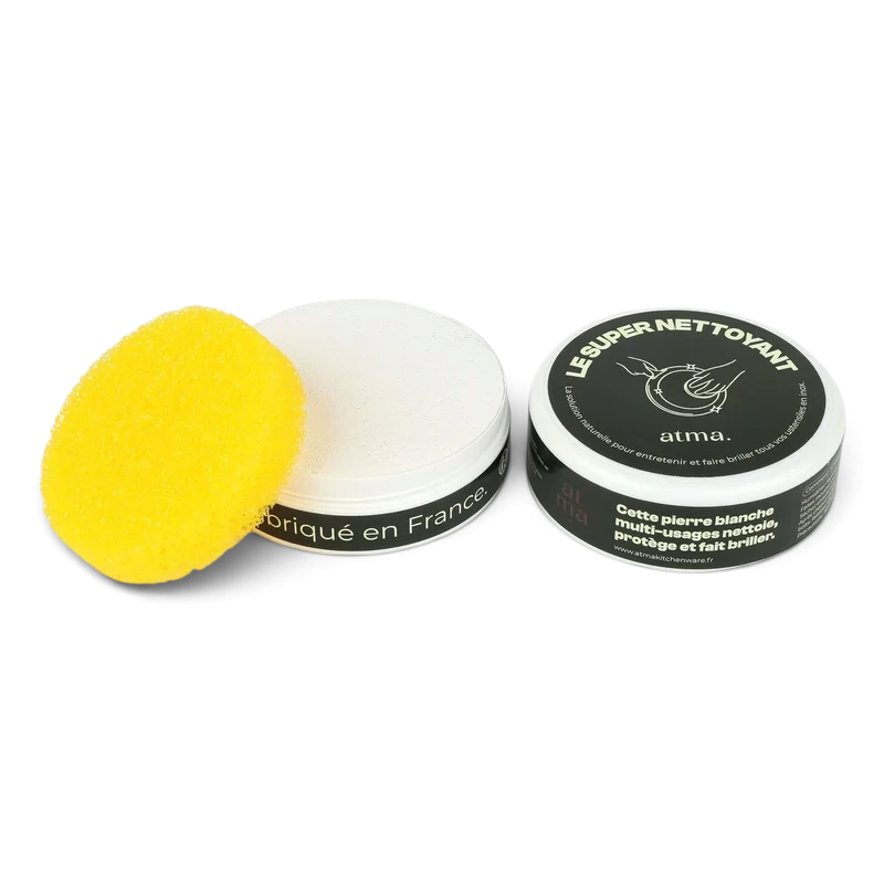 Pot de pierre d'argile blanche ATMA vendu par Du Bruit dans la Cuisine avec éponge jaune pour nettoyage multi-usages