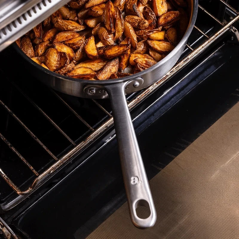 Sauteuse en inox 26cm Atma avec pommes de terre rissolées dans un four, vendue par Du Bruit dans la Cuisine