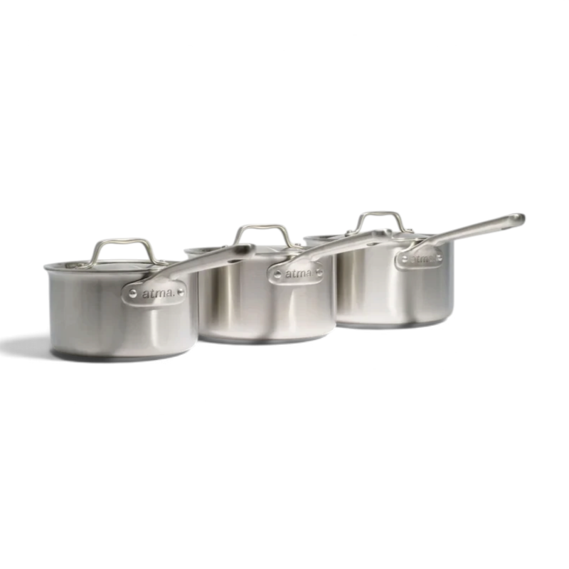 Set de 3 casseroles en inox ATMA avec couvercles, vendu par Du Bruit dans la Cuisine, design robuste et professionnel.