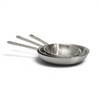 Set de 3 poêles en inox Atma chez Du Bruit dans la Cuisine, empilées pour montrer leur finition acier inoxydable